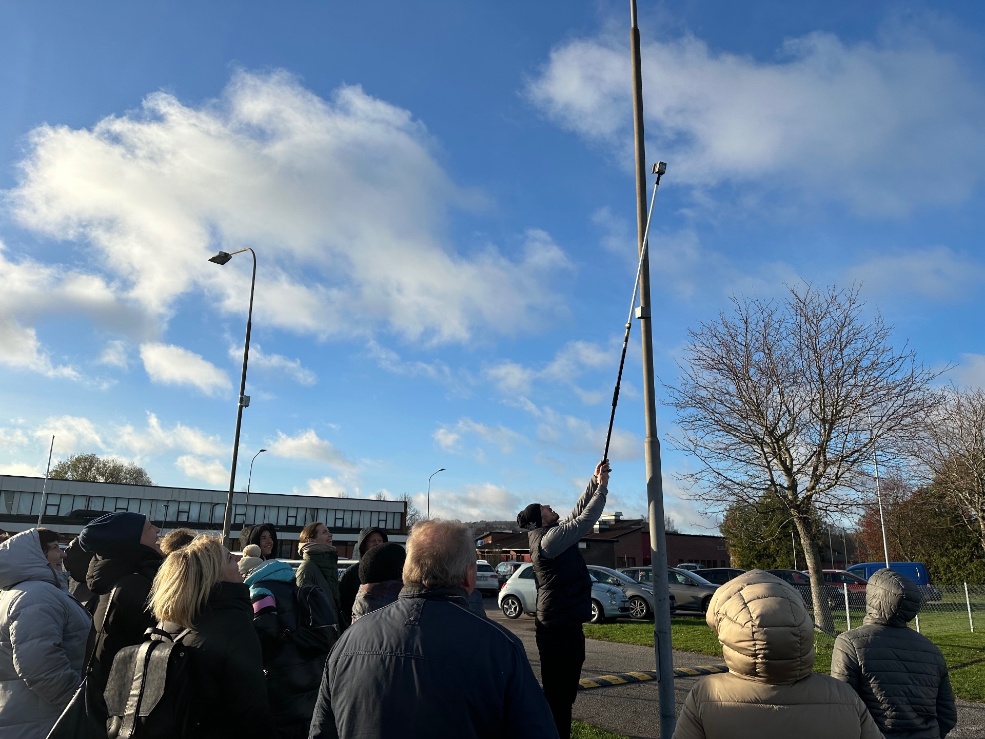 Sensorutrustning monterad på en gatlykta i verklig miljö