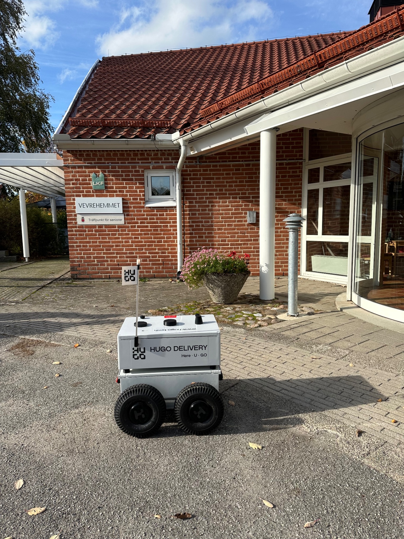 Leveransrobot på gården utanför Vevrehemmet i Veberöd