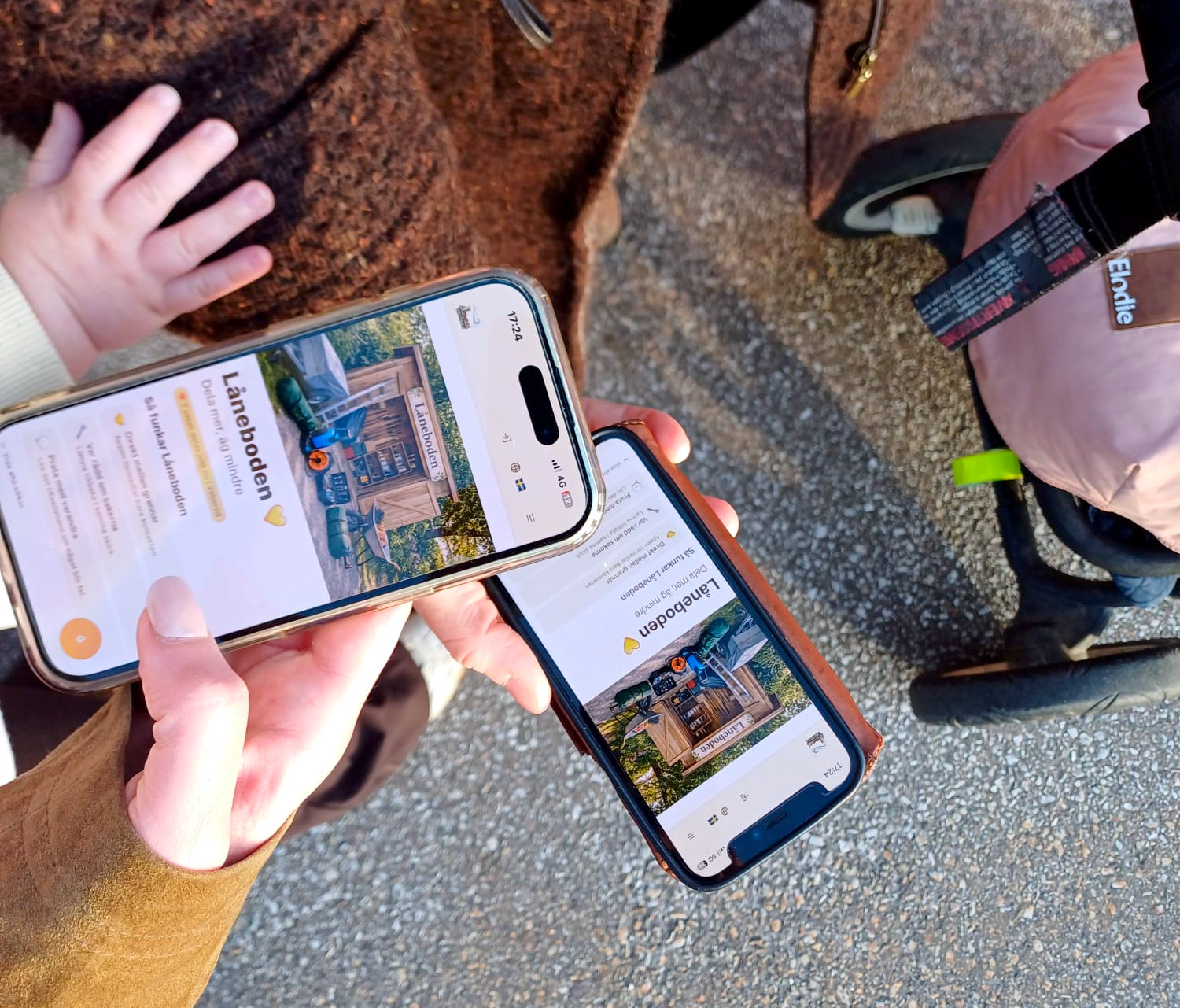 Två personer tittar på byappen i sina telefoner under ett fältbesök