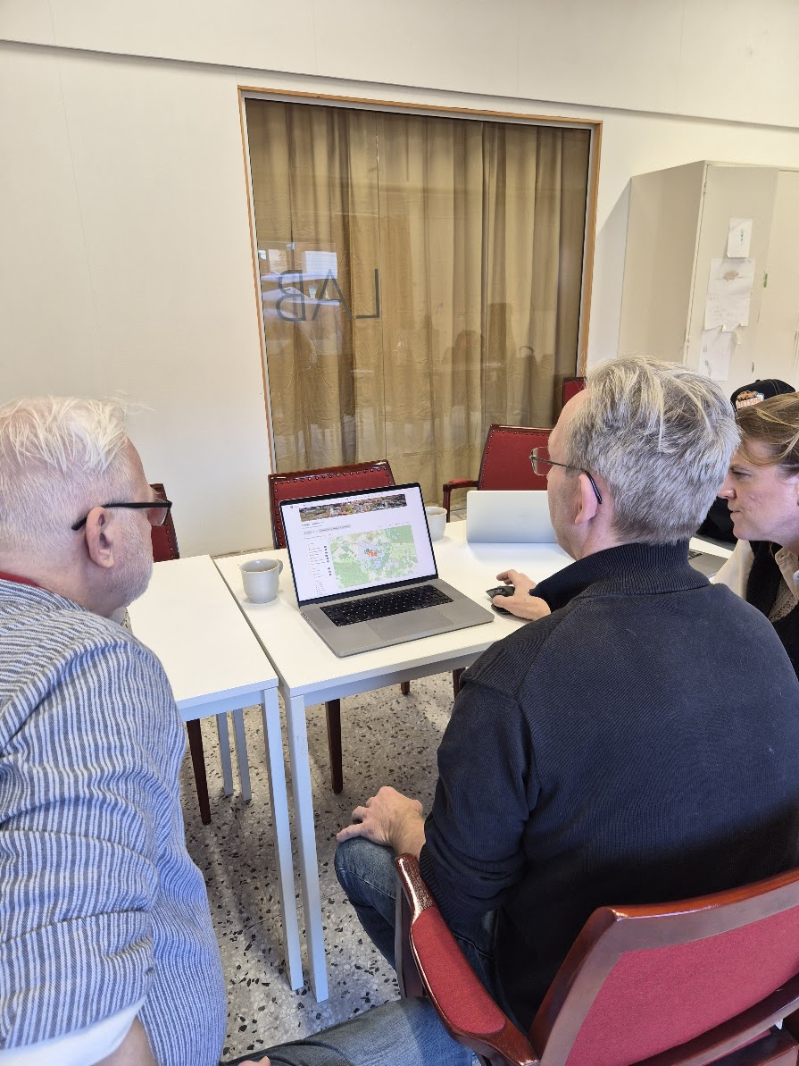 Deltagare tittar på mätdata från ett test på en laptop