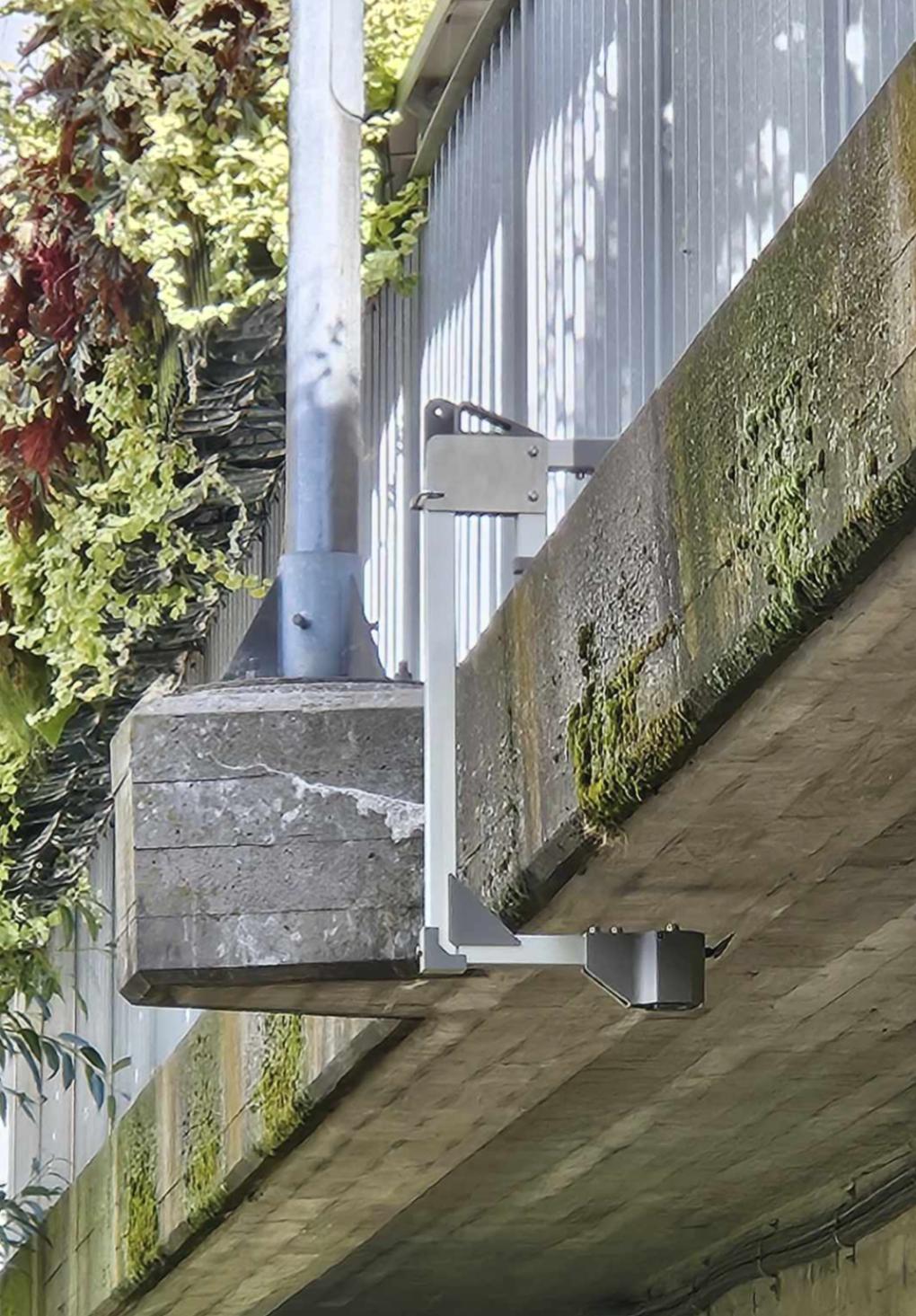 Egenkonstruerat fäste monterat under en bro för att mäta vattennivån.