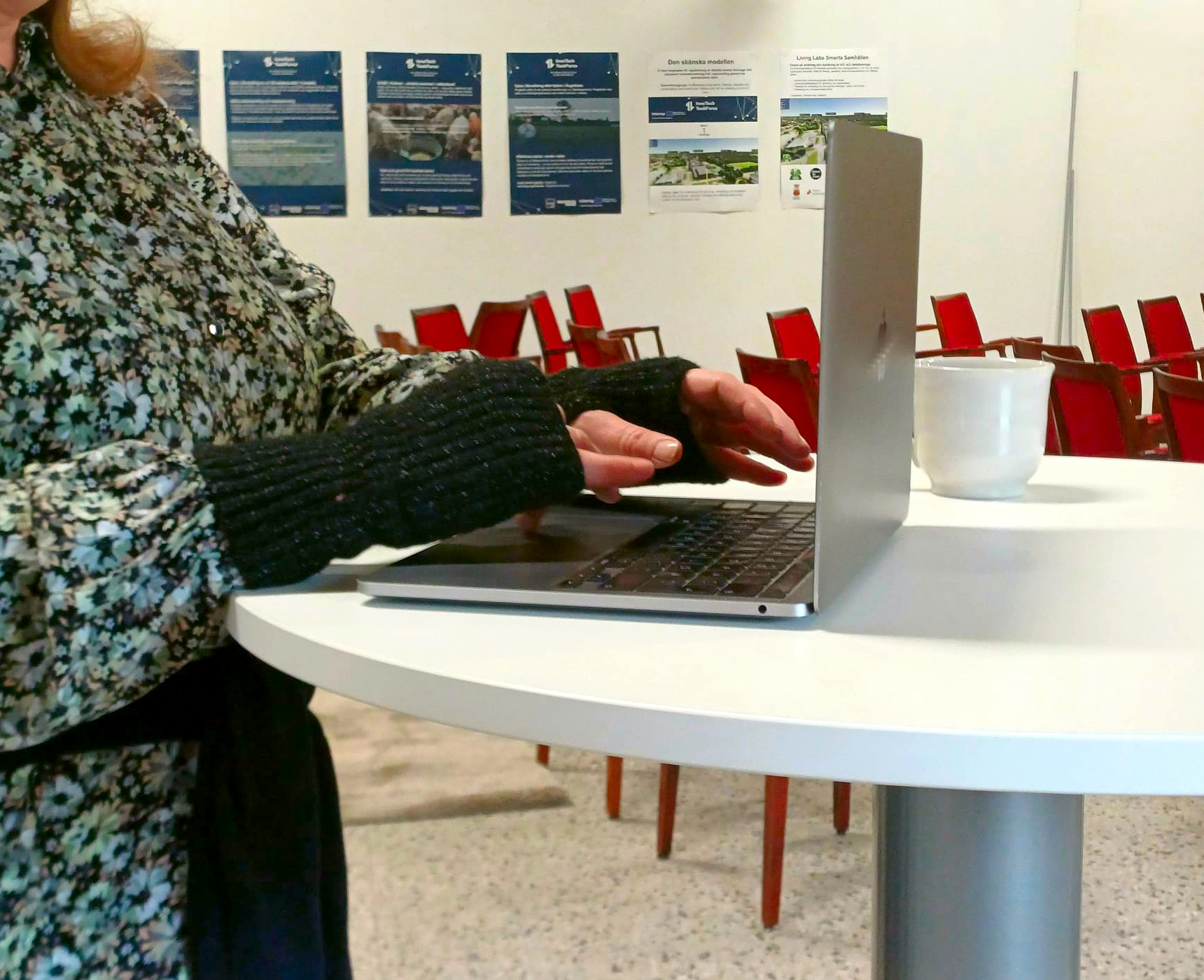 Deltagare med laptop vid bord under en träff hos Smarta Byar