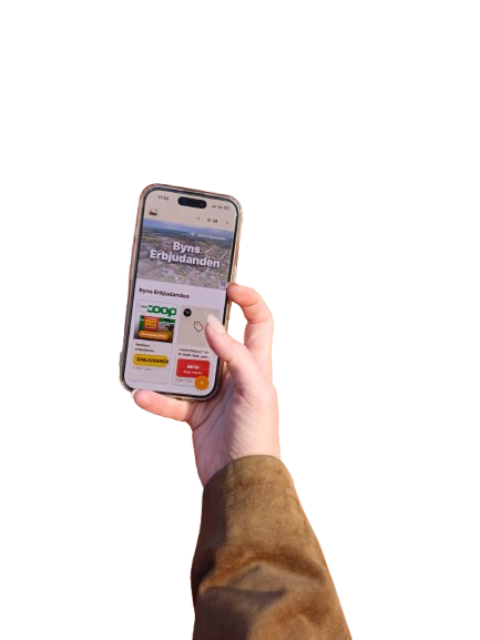 En hand håller upp en mobil med byappen öppen