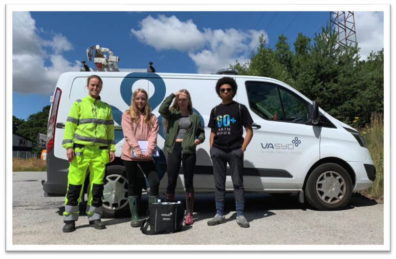 Ungdomar i Unga Smarta Byar tillsammans med VA-personal under vattenprojektet.